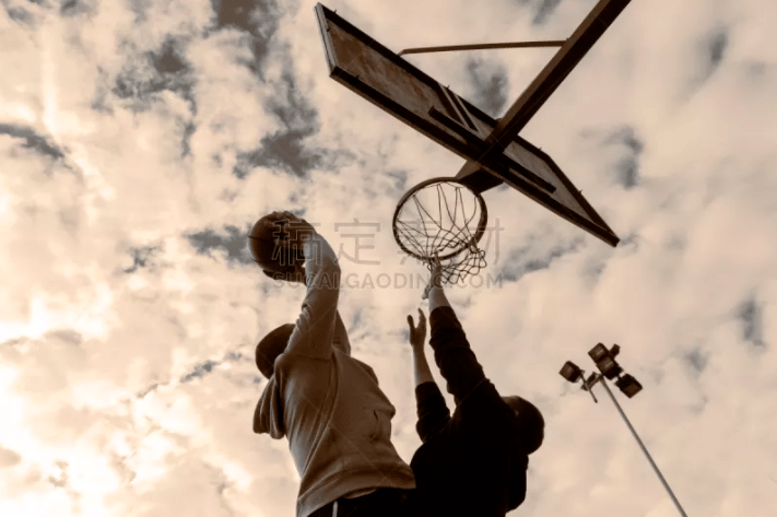 火箭终结3连败重返前六！杜兰特28+10秀暴扣 小贾末节10分重拾自信